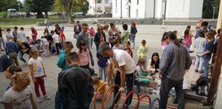 Odrasli i deca zajedno napravili parking za bicikle