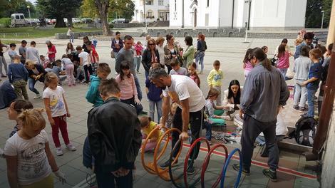 Odrasli i deca zajedno napravili parking za bicikle