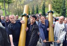 NARODNI OBIČAJ U MANASTIRU TRONOŠA: Pale ratarske sveće koje nikad ne plaču ratarske svece tronosa loznica