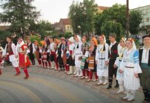 Učesnici Festivala folklora prodefilovali centrom grada Učesnici Festivala folklora prodefilovali centrom grada