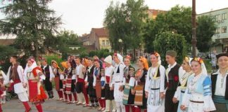 Učesnici Festivala folklora prodefilovali centrom grada