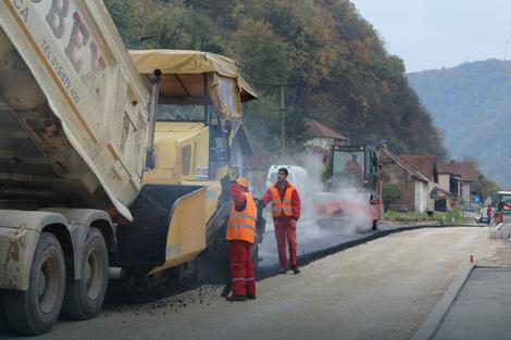 Obnavlja se državni put u Malom Zvorniku