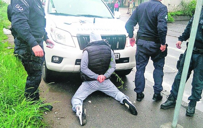 U blizini Loznice uhapšena tri mladića iz BiH, nosili automatske puške