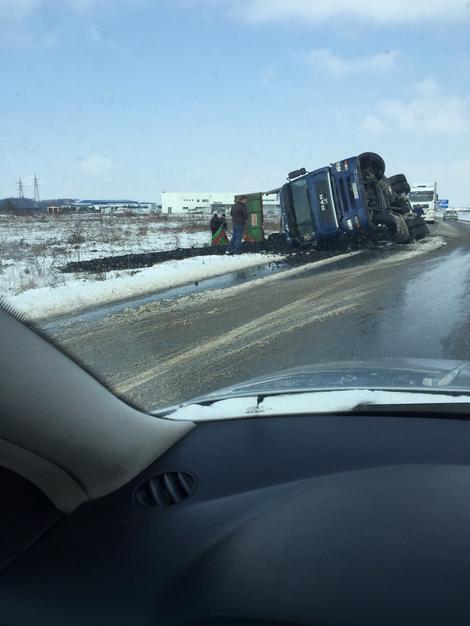 Kamion sleteo s puta i prevrnuo se