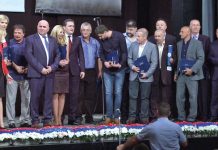 Loznički čelnici Vidoje Petrović i Milena Manojlović Knežević, visoki gost Nikola Selaković sa dobitnicima priznanja grada.
