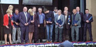 Loznički čelnici Vidoje Petrović i Milena Manojlović Knežević, visoki gost Nikola Selaković sa dobitnicima priznanja grada.