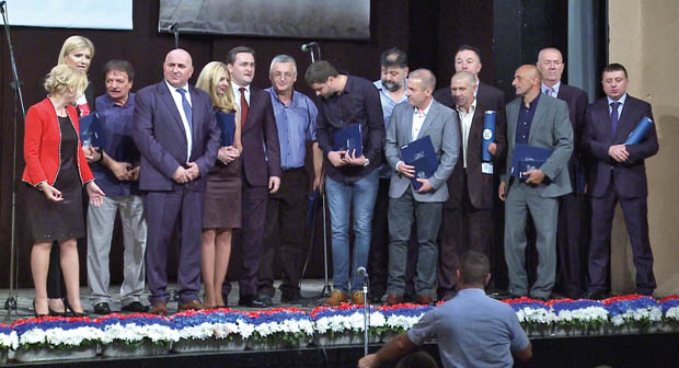 Loznički čelnici Vidoje Petrović i Milena Manojlović Knežević, visoki gost Nikola Selaković sa dobitnicima priznanja grada.