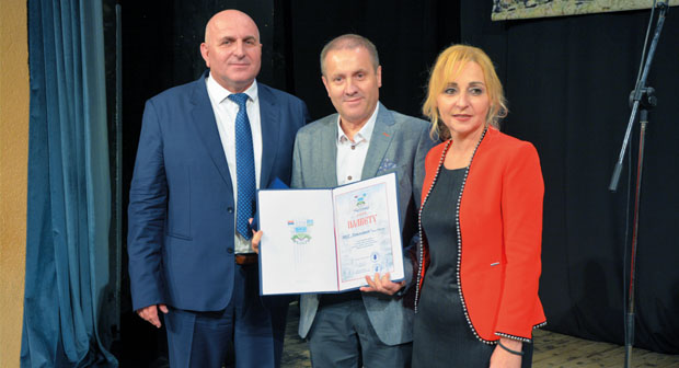 vladan-cosic-povelja-grada Sa uručenja Plakete grada: gradonačelnik Loznice Vidoje Petrović, direktor