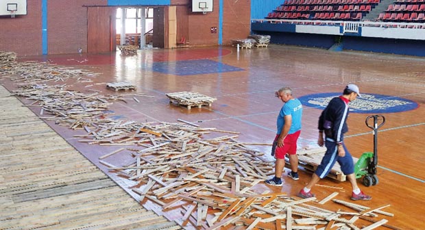POČELA ZAMENA PARKETA U HALI SPORTSKOG CENTRA „LAGATOR“