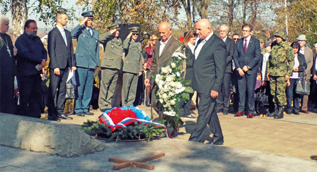Vidoje Petrović (desno) i zamenik gradonačelnika Radovan Divnić (levo) položili venac na spomen-kosturnicu stradalim civilima u Dragincu