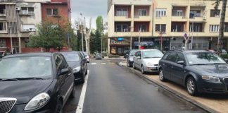 GDE GOD NAĐEŠ PRAZAN TROTOAR TI AUTO POSADI: Lozničani parkiraju gde stignu